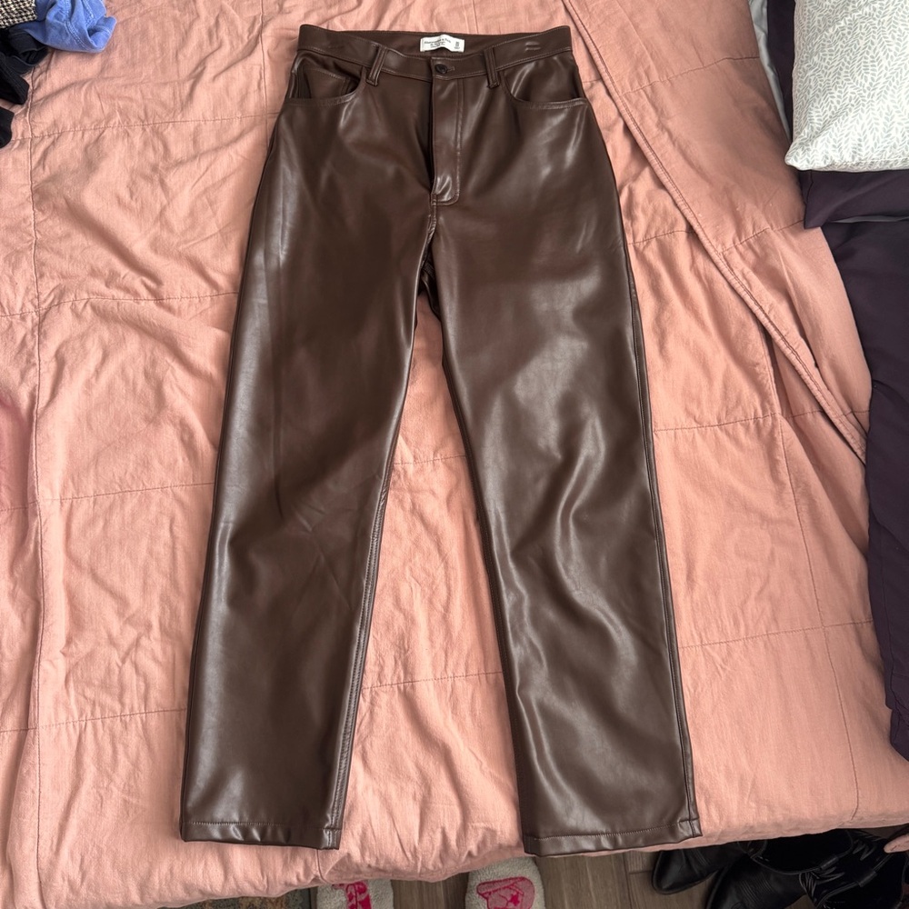 Abercrombie & Fitch | Ultra high rise 90s straight brown leather pants | 30/10